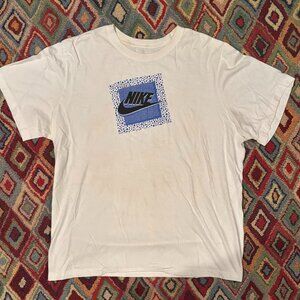 Nike XXL White T-Shirt – Center Logo with Blue Detailing – Classic Swoosh Tee